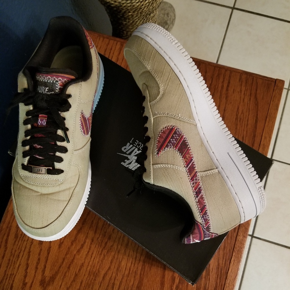 Nike Air Force 1. LV8